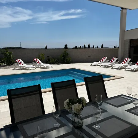 Mare - Modern With Swimming Pool And Jacuzzi Pula