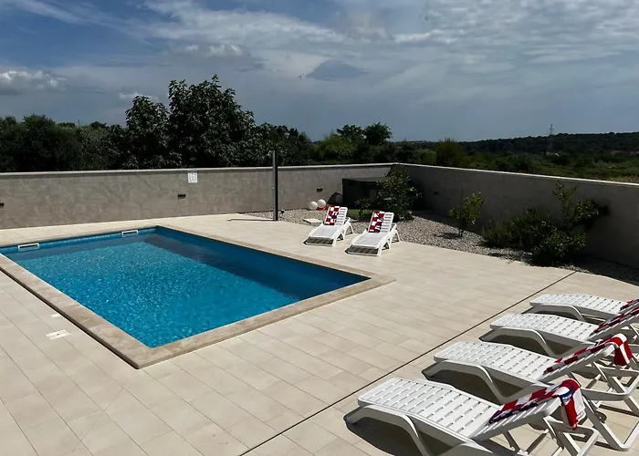 Villa Mare - Modern With Swimming Pool And Jacuzzi