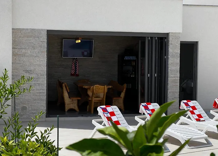 Mare - Modern With Swimming Pool And Jacuzzi Pula